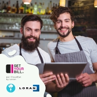 Due giovani ristoratori reggono un tablet per prendere gli ordini - Trovi GetYourBill anche per CloudEat by Loran